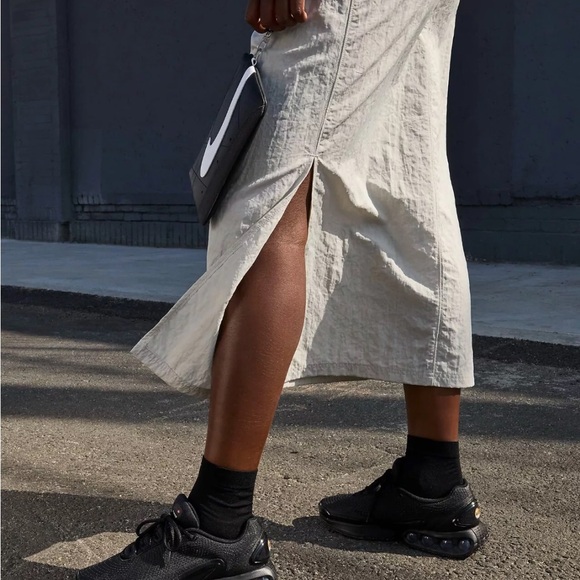 NIKE Women's Air Max Dn FJ3145-003 Black/Black Metallic Sizes Ships now - Picture 2 of 11